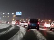 Rijkswaterstaat waarschuwt dat mensen beter niet de weg op kunnen gaan als ze het niet per se nodig is. Door de lokale ijzelbuien is het in veel delen van het land heel erg glad.