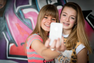 Kind Online Ouders hebben geen idee hoe hun kinderen worden gevolgd op internet, aldus een Britse advocaat. Ze herschreef daarom de voorwaarden van Instagram.