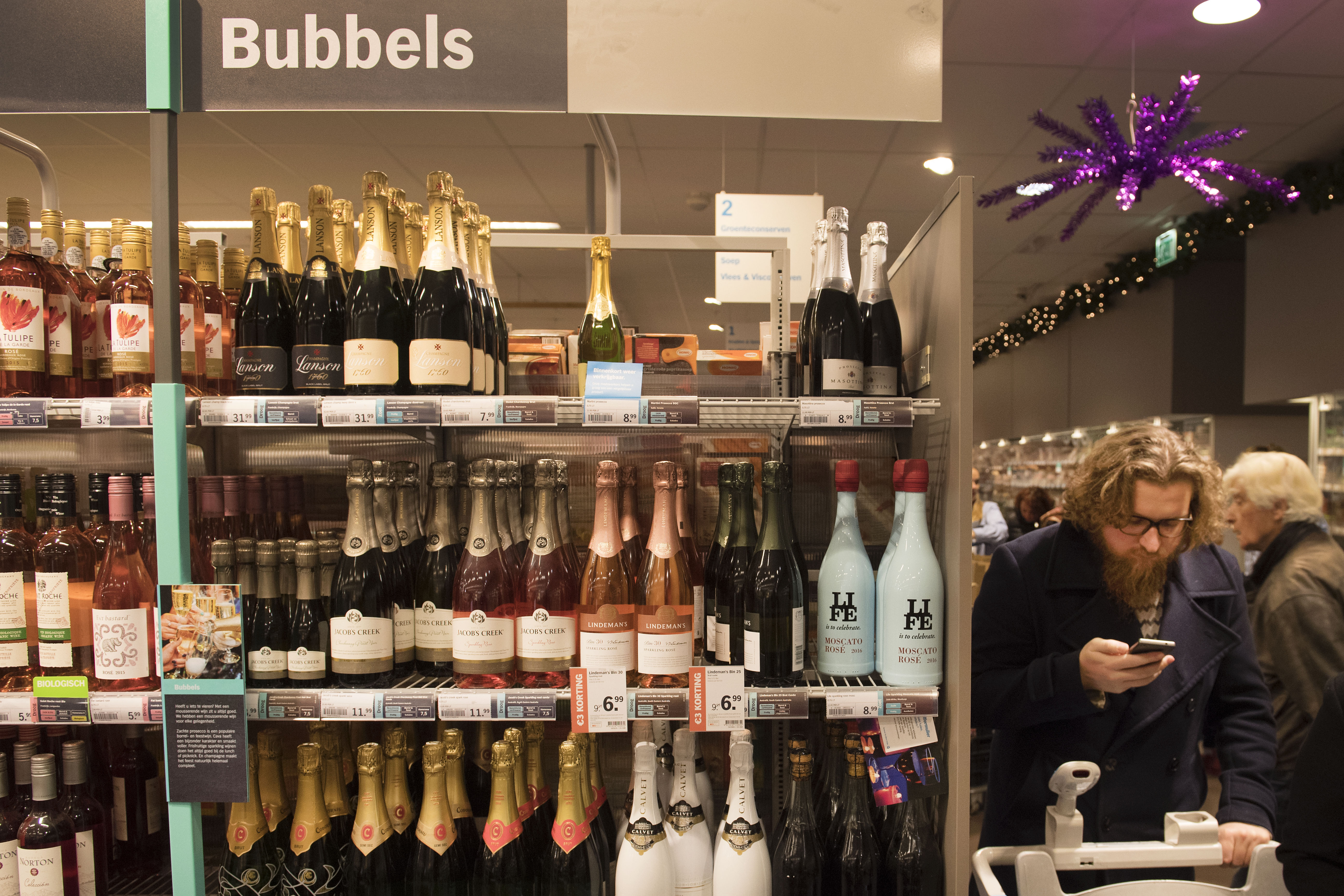 Grote drukte in een Haarlems filiaal van Albert Heijn in de aanloop naar de kerstdagen. Foto: ANP