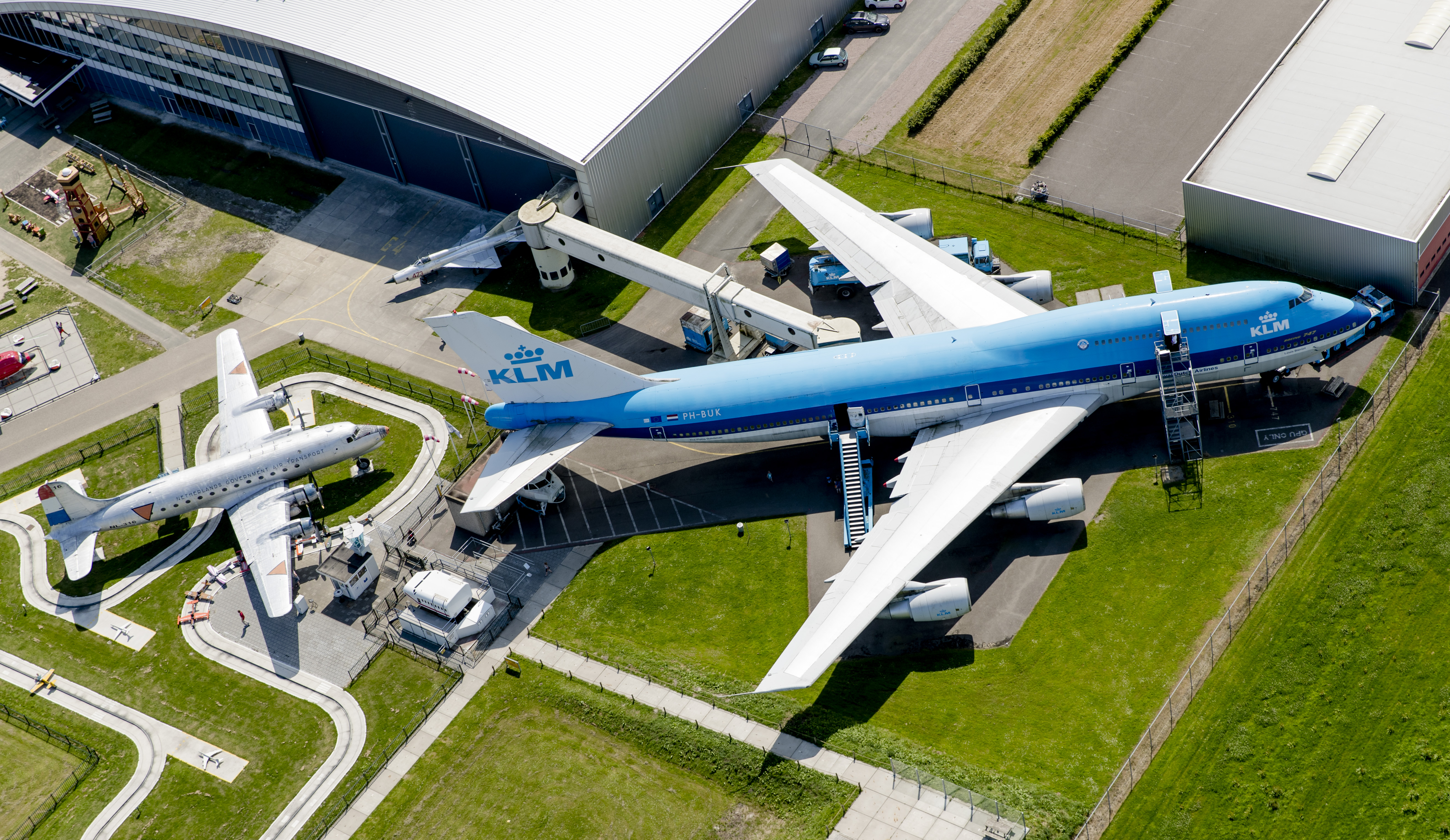 De uitbreiding van de luchthaven Lelystad Airport kan doorgaan. De Raad van State (RvS) heeft bezwaren tegen het bestemmingsplan van de gemeente Lelystad ongegrond verklaard. Dat maakte 's lands hoogste bestuursrechter woensdag bekend.
