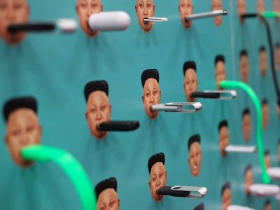pc-access-is-so-restricted-that-usb-sticks-are-a-fashion-accessory noord korea kim jong un usb stick internet
