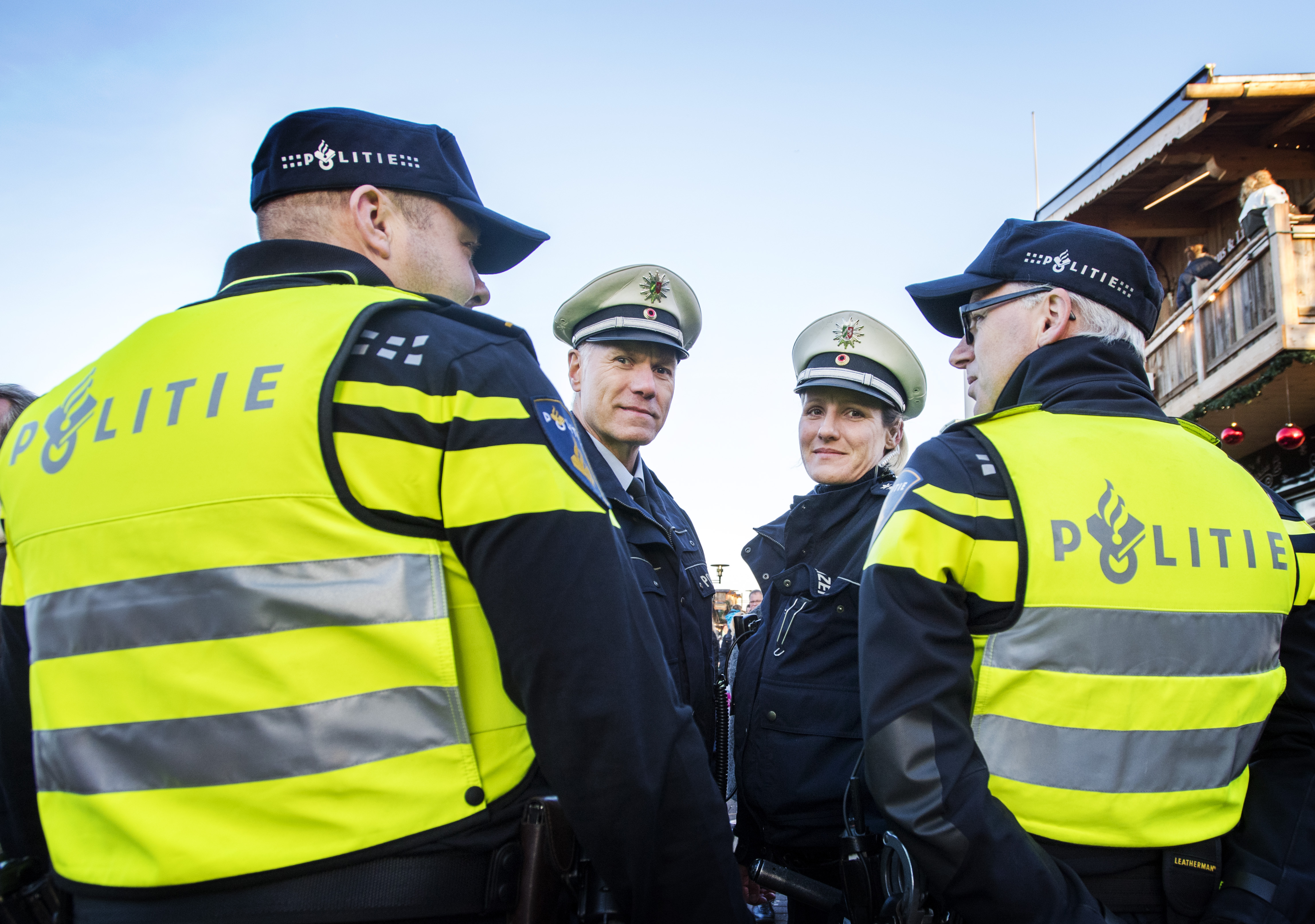Politie wilde 33 duizend agenten nieuwe uniformen geven ...