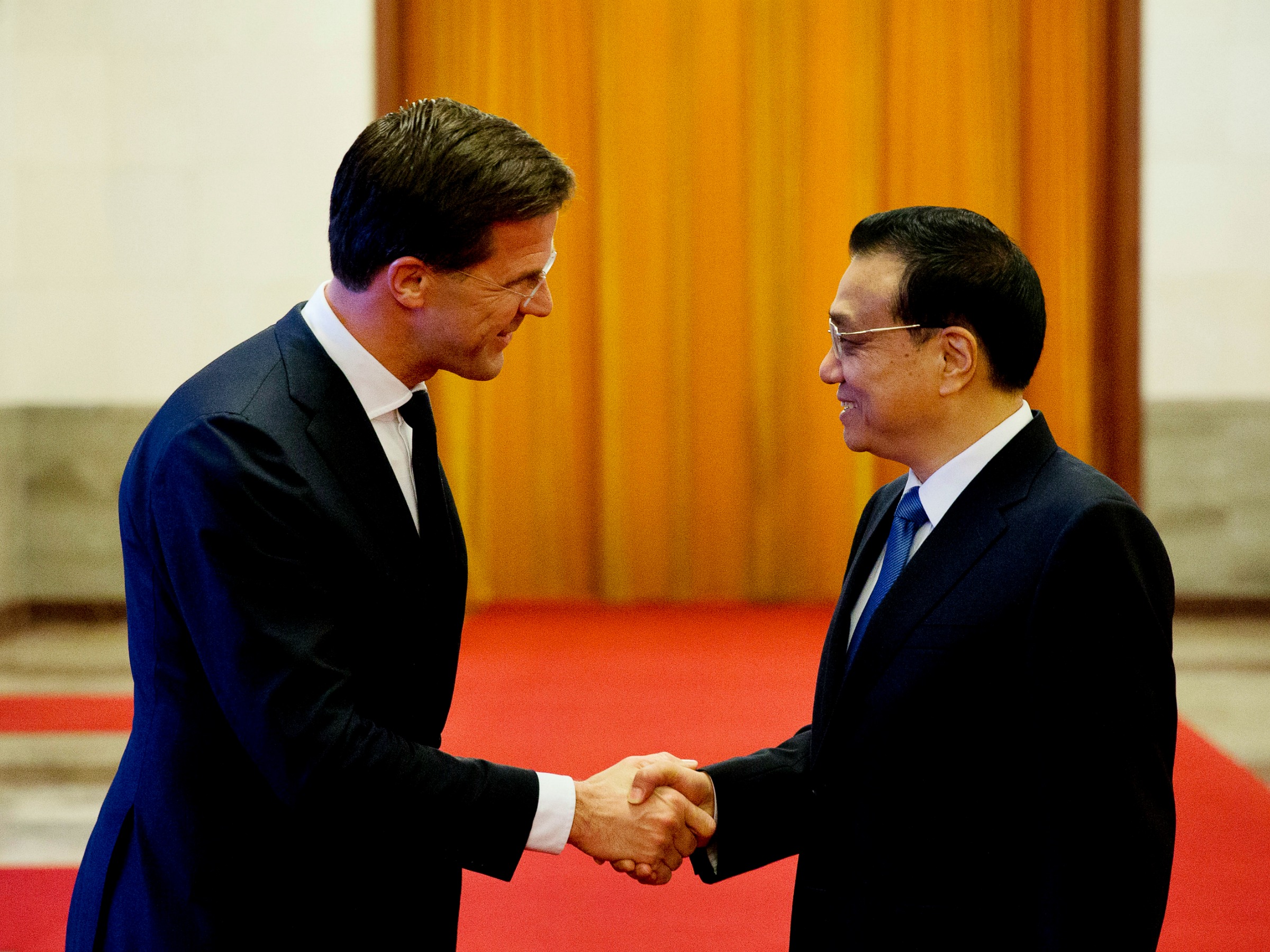 Premier Rutte schudt de hand van de Chinese premier Li Keqiang.
