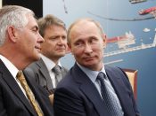 De Russische president Vladimir Poetin en toenmalig Exxon-topman Rex Tillerson samen bij de start van een project rond een raffinaderij in de Siberische regio Krasnodar, juni 2012. Foto: EPA