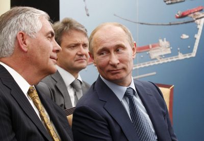 poetin tillerson trump De Russische president Vladimir Poetin en toenmalig Exxon-topman Rex Tillerson samen bij de start van een project rond een raffinaderij in de Siberische regio Krasnodar, juni 2012. Foto: EPA