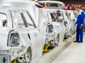 Bij VDL Nedcar komen achthonderd nieuwe banen erbij voor de productie van de BMW X1 vanaf augustus dit jaar. Dat heeft de Nederlandse autofabrikant woensdag bekendgemaakt.