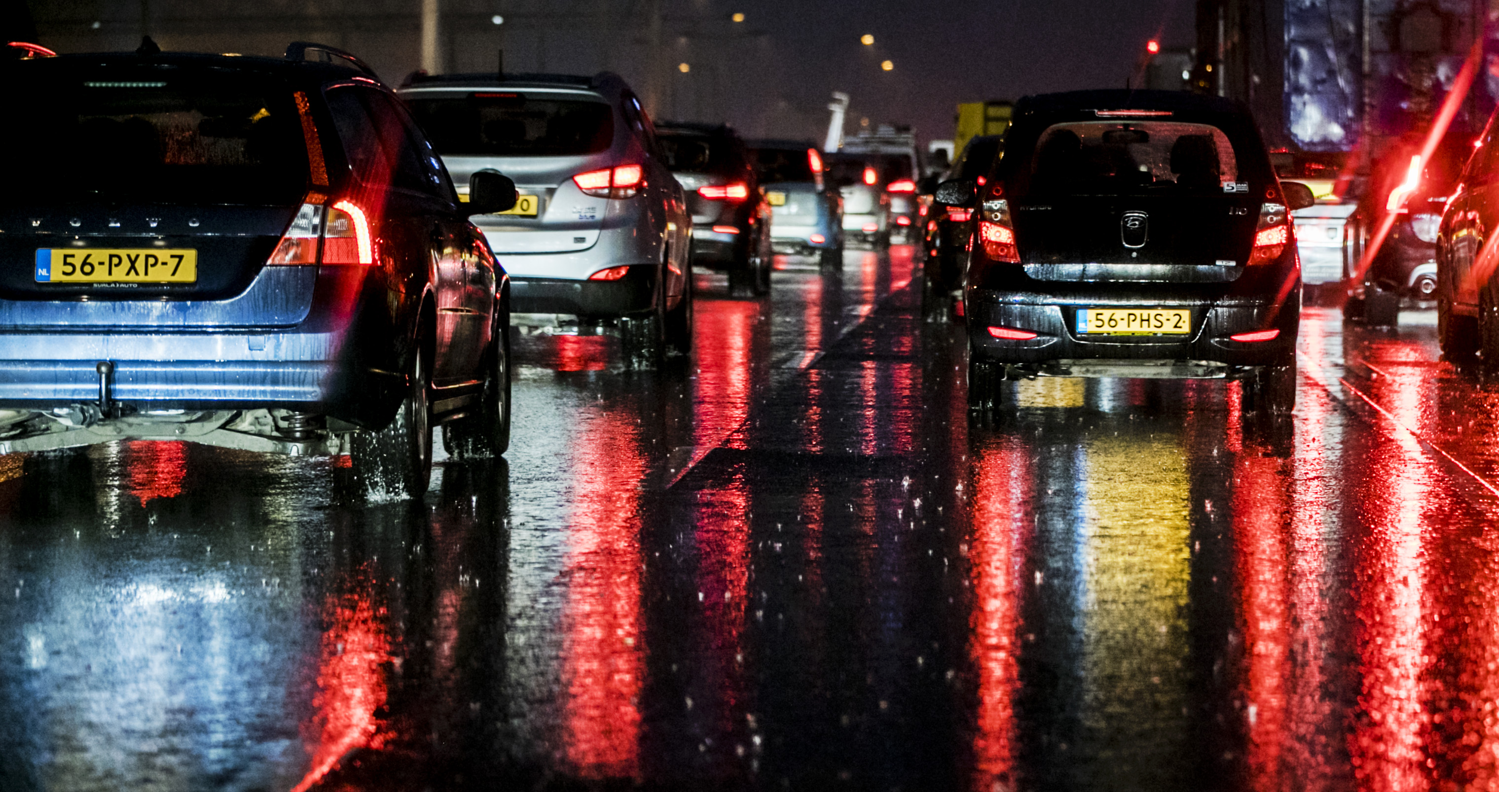2016-11-10 17:10:54 AMSTERDAM - Files door regenval op de A4 nabij Schiphol. ANP REMKO DE WAAL
