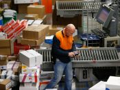 2016-11-29 08:30:34 AMERSFOORT - Medewerkers van PostNL sorteren pakketjes in het sorteer- en distributiecentrum Pakketten in Amersfoort. De periode rond Sinterklaas is een van de drukste periodes van het jaar. ANP BAS CZERWINSKI