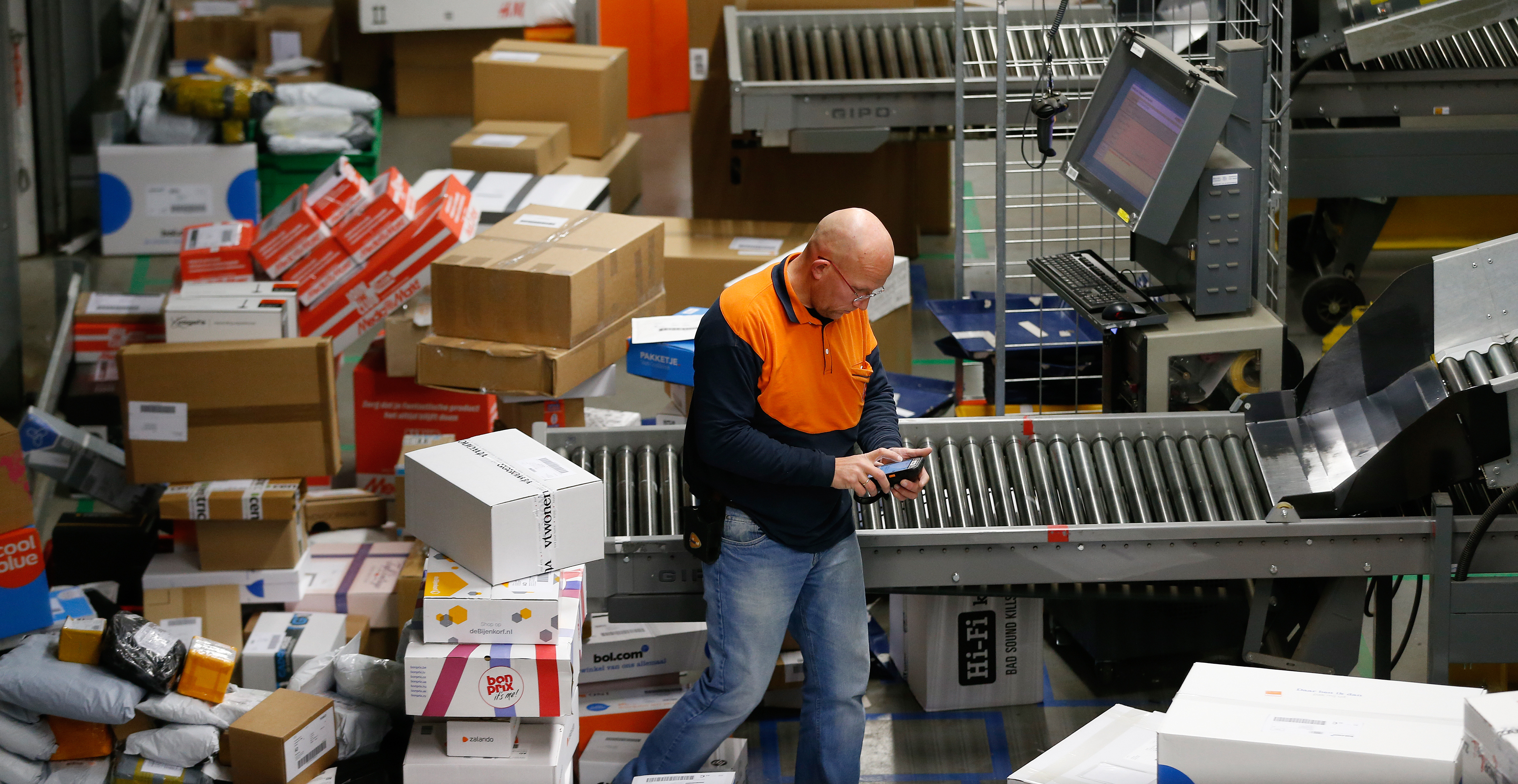 2016-11-29 08:30:34 AMERSFOORT - Medewerkers van PostNL sorteren pakketjes in het sorteer- en distributiecentrum Pakketten in Amersfoort. De periode rond Sinterklaas is een van de drukste periodes van het jaar. ANP BAS CZERWINSKI