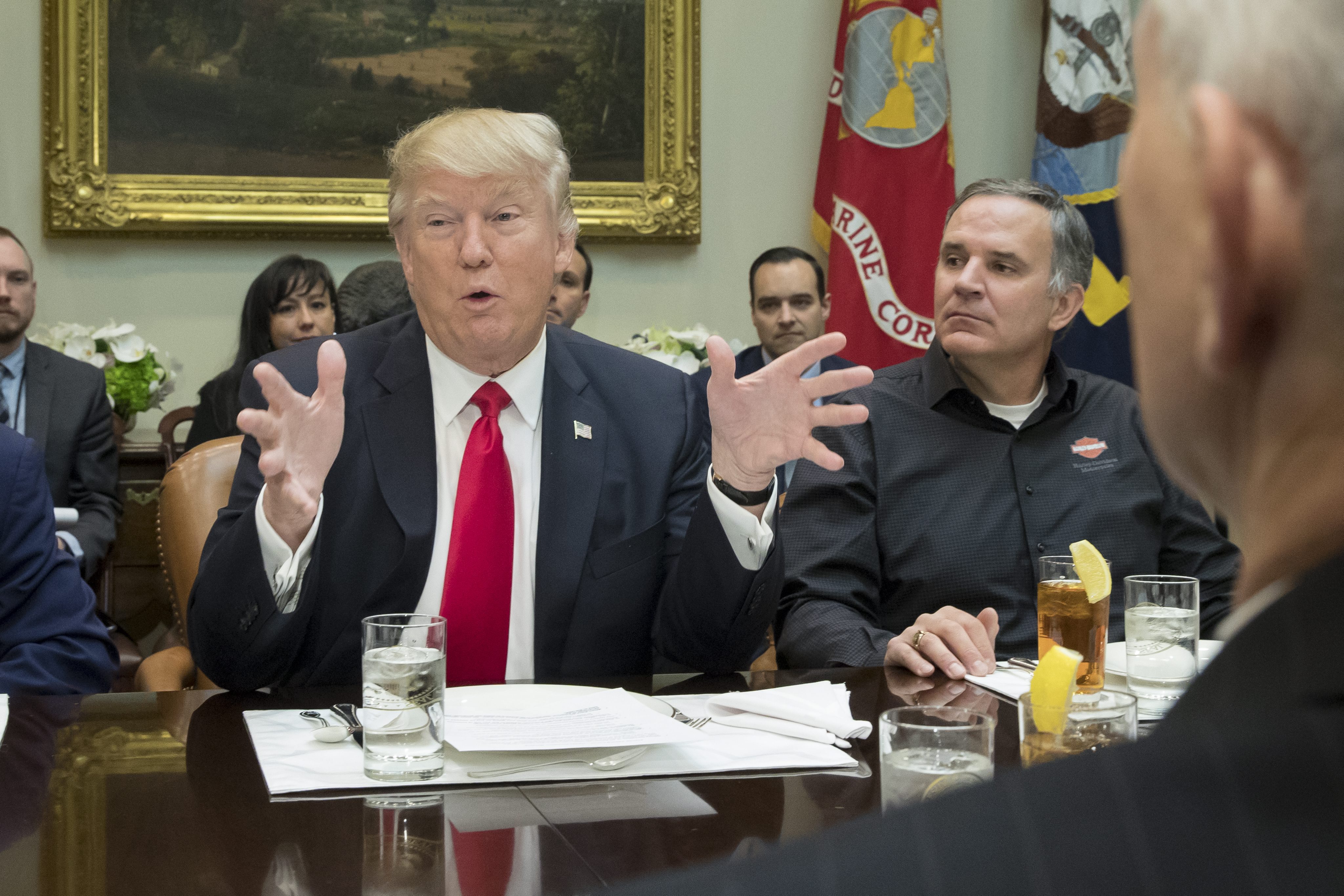 2017-02-02 12:07:01 epa05767168 US President Donald J. Trump (L) speaks beside CEO of Harley Davidson Matthew Levatich (back-R) and US Vice President Mike Pence (front-R), during a meeting with Harley Davidson executives and union representatives in the Roosevelt Room of the White House in Washington, DC, USA, 02 February 2017. EPA/MICHAEL REYNOLDS