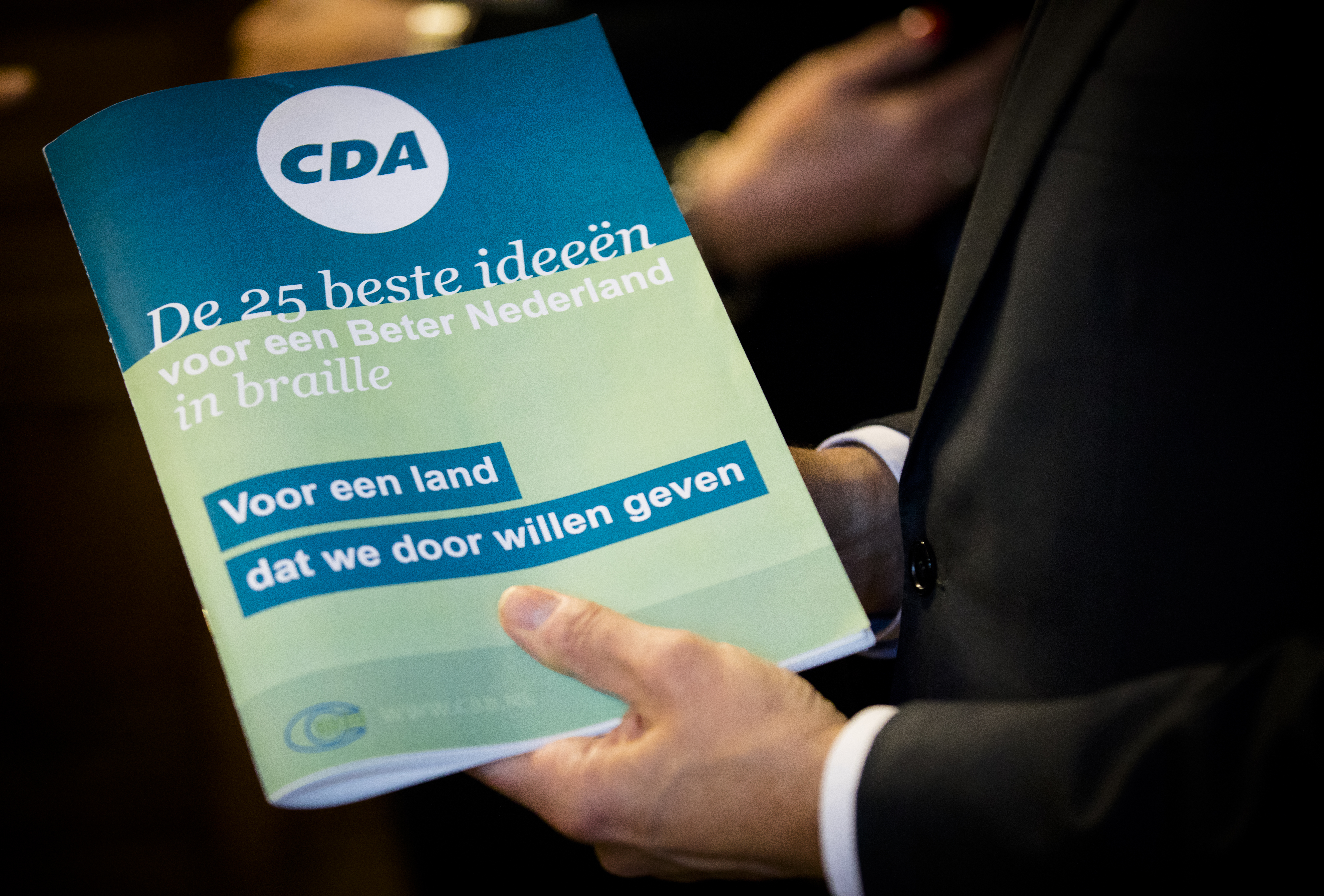 2017-02-07 13:09:26 DEN HAAG - De 25 beste ideeen uit het verkiezingsprogramma van de partij in braille. Het CDA wil met de publicatie van het programma in braille laten zien aandacht te hebben voor blinden en slechtzienden in Nederland. ANP BART MAAT
