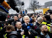 2017-02-18 12:06:25 SPIJKENISSE - Media verdringen zich rond PVV-leider Geert Wilders die flyers uitdeelt in het centrum van Spijkenisse. De Partij voor de Vrijheid trapt hier de campagne voor de Tweede Kamerverkiezingen af. ANP KOEN VAN WEEL