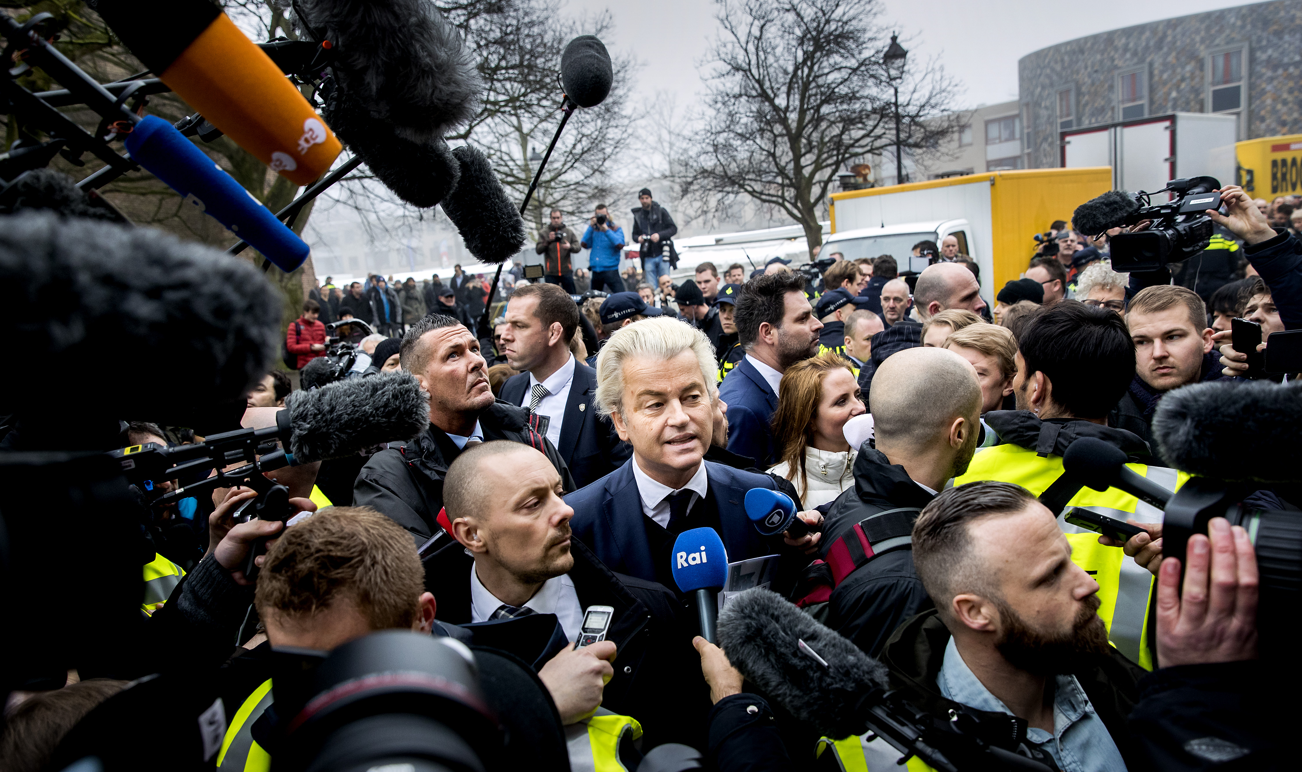 2017-02-18 12:06:25 SPIJKENISSE - Media verdringen zich rond PVV-leider Geert Wilders die flyers uitdeelt in het centrum van Spijkenisse. De Partij voor de Vrijheid trapt hier de campagne voor de Tweede Kamerverkiezingen af. ANP KOEN VAN WEEL
