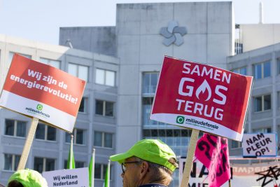 Groningers demonstreren bij hoofdkantoor NAM gas groningen tweede kamer