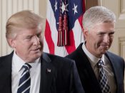 President Donald Trump heeft dinsdag (lokale tijd) Neil Gorsuch genomineerd voor de vacante rechterspost in het Amerikaanse hooggerechtshof. De benoeming moet nog worden goedgekeurd door de Amerikaanse Senaat.