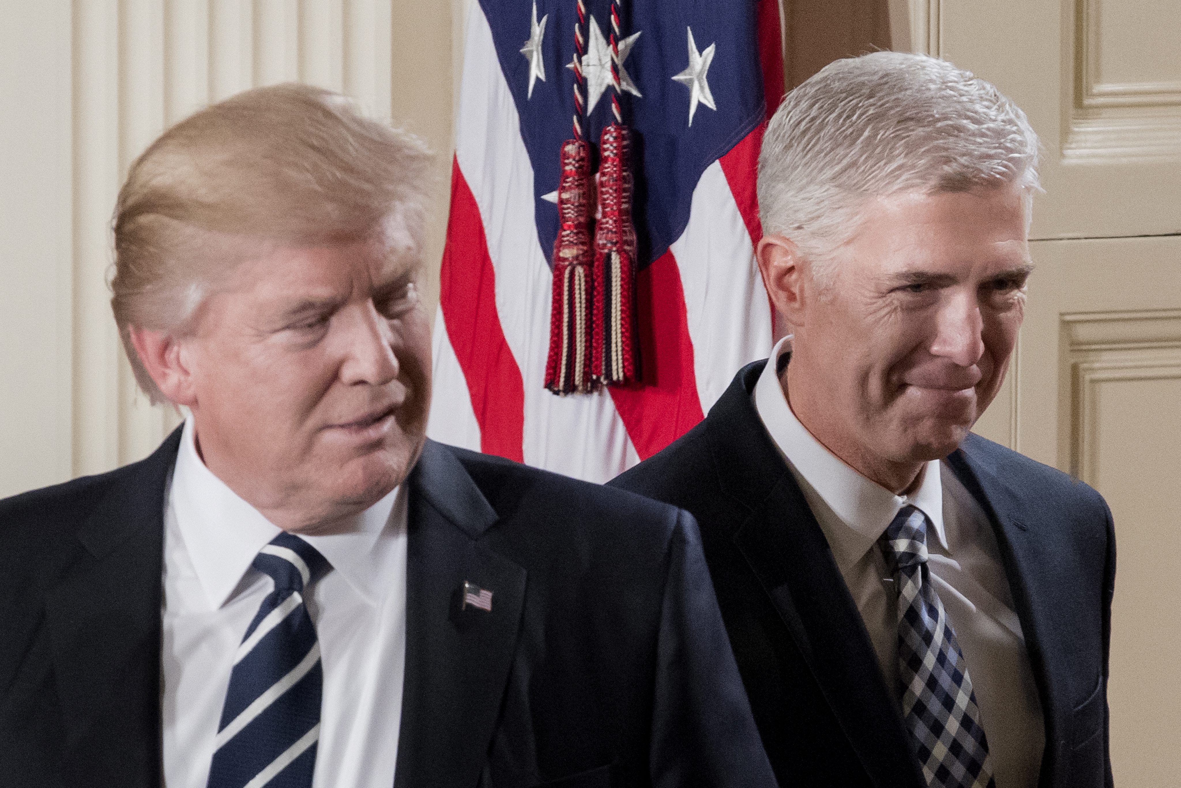 President Donald Trump heeft dinsdag (lokale tijd) Neil Gorsuch genomineerd voor de vacante rechterspost in het Amerikaanse hooggerechtshof. De benoeming moet nog worden goedgekeurd door de Amerikaanse Senaat.