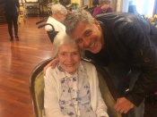 George Clooney bezocht een 87-jarige fan voor haar verjaardag. Foto: Sunrise UK
