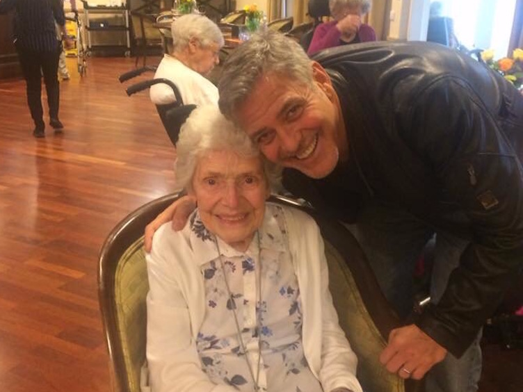George Clooney bezocht een 87-jarige fan voor haar verjaardag. Foto: Sunrise UK