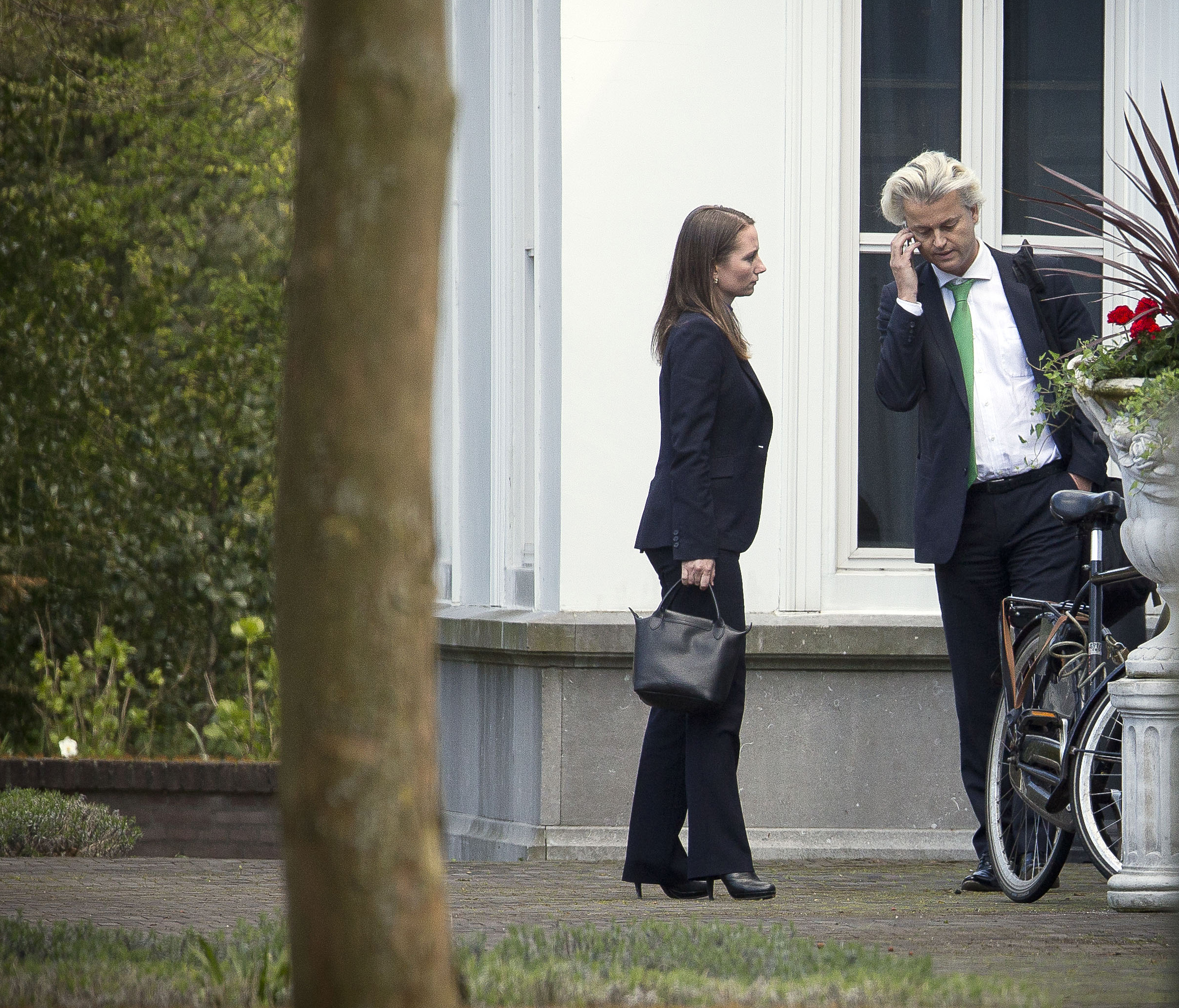 PVV-leider Geert Wilders en Kamerlid Fleur Agema verlaten het Catshuis. Het coalitieoverleg over aanvullende bezuinigingen van zo'n 14 miljard euro is zaterdag stukgelopen. Foto ANP