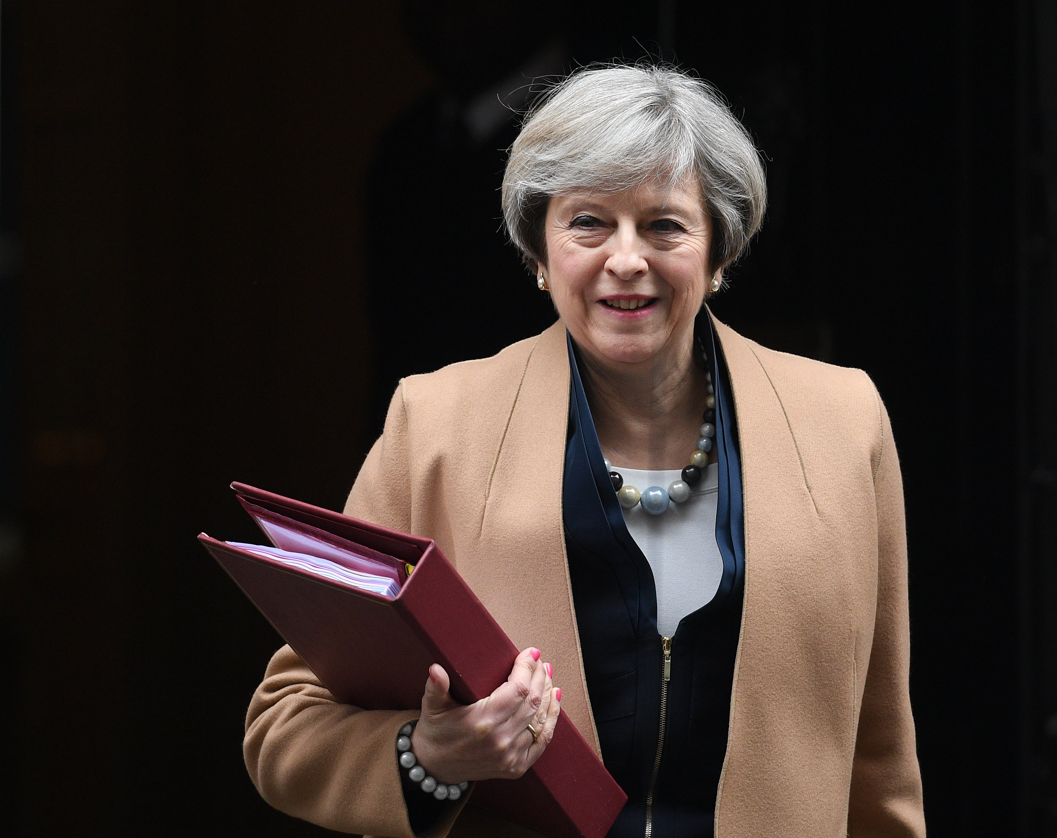 2017-03-08 11:50:20 epa05835987 British Prime Minister, Theresa May leaves 10 Downing Street, Whitehall, London 8 March 2017 for the House of Common. After Prime Minister's Questions, the Chancellor of the Exchequer will deliver his Spring Budget. EPA/FACUNDO ARRIZABALAGA