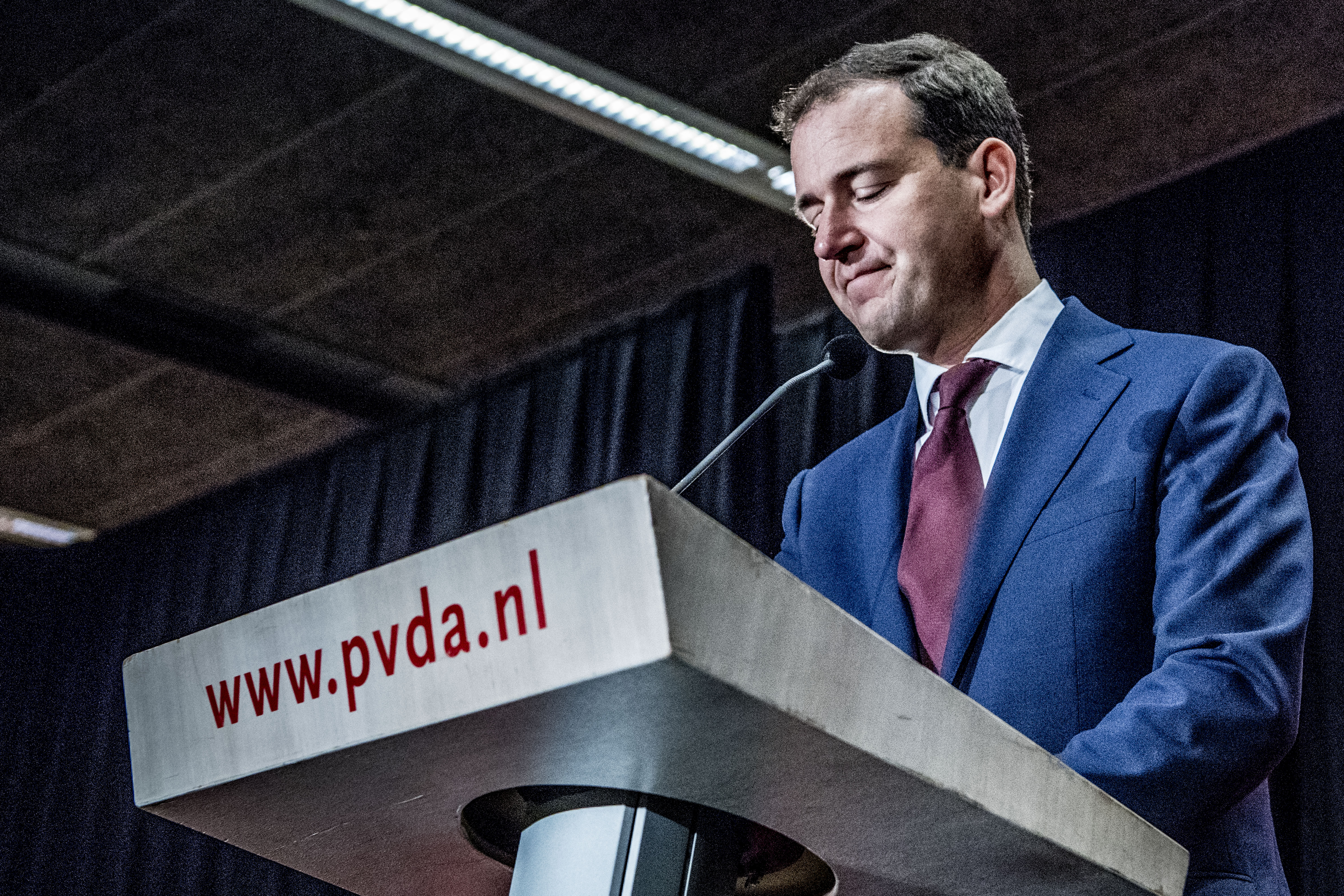 Lodewijk Asscher mag ondanks de dramatische verkiezingsnederlaag van woensdag aanblijven als partijleider van de PvdA. De leden van de partij spraken zaterdag hun vertrouwen in hem uit.