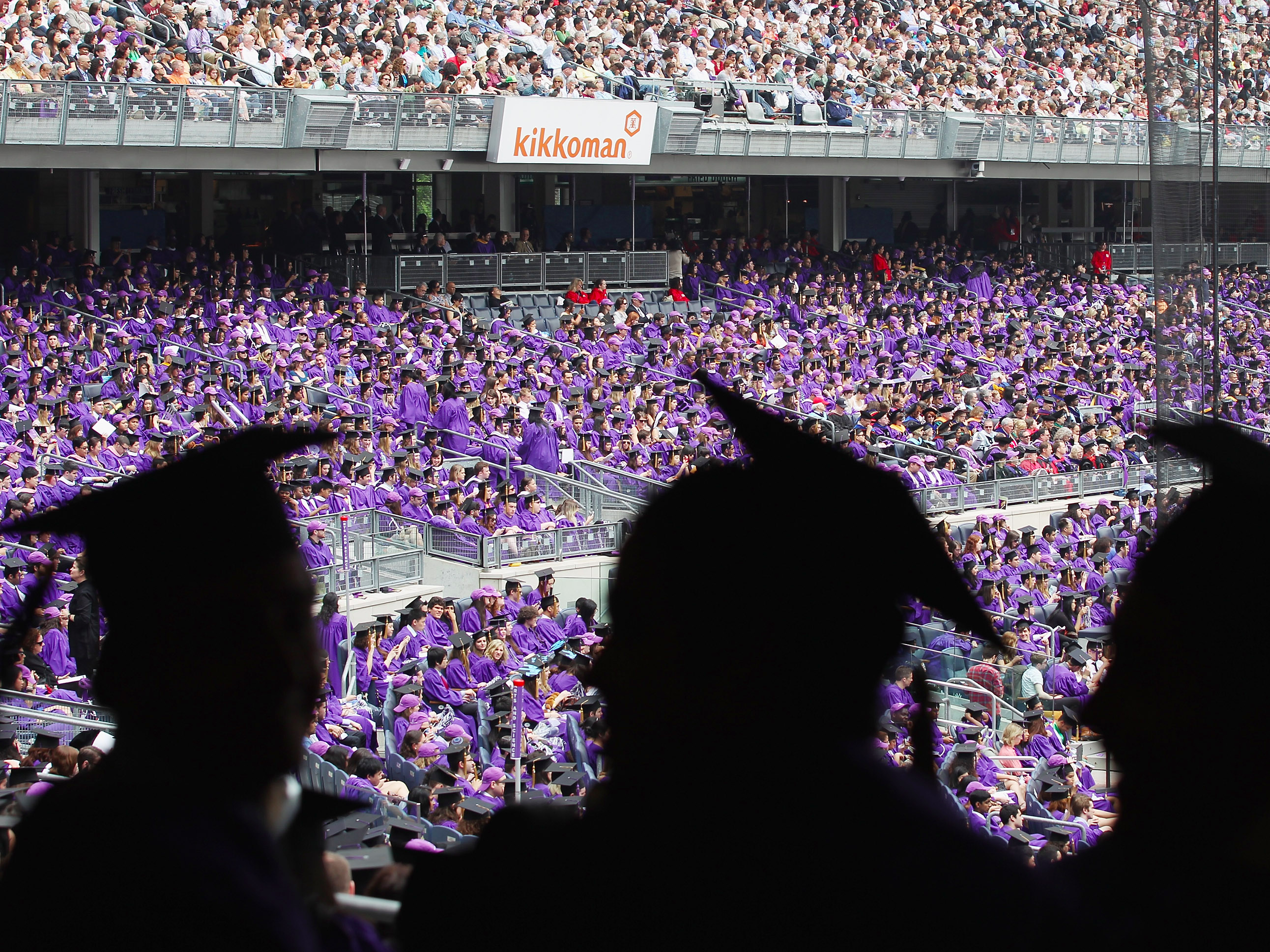 Studenten van New York University vullen een heel stadion bij hun afstuderen in 2012. Foto: Mario Tama/Getty