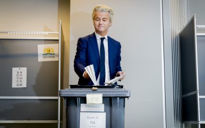 Verkiezingen: Wilders brengt zijn stem uit stemmen verkiezingen fraude pvv