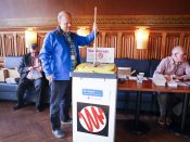 In dit Amsterdamse stembureau stampt een van de medewerkers de stemmen aan. Foto: ANP