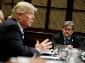 Witte Huis-strateeg Steve Bannon hoort president Donald Trump aan. Foto: EPA