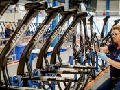 2015-06-15 14:39:25 DIEREN - Productieproces in de fabriek van fietsenfabrikant Koninklijke Gazelle. ANP XTRA ROBIN VAN LONKHUIJSEN