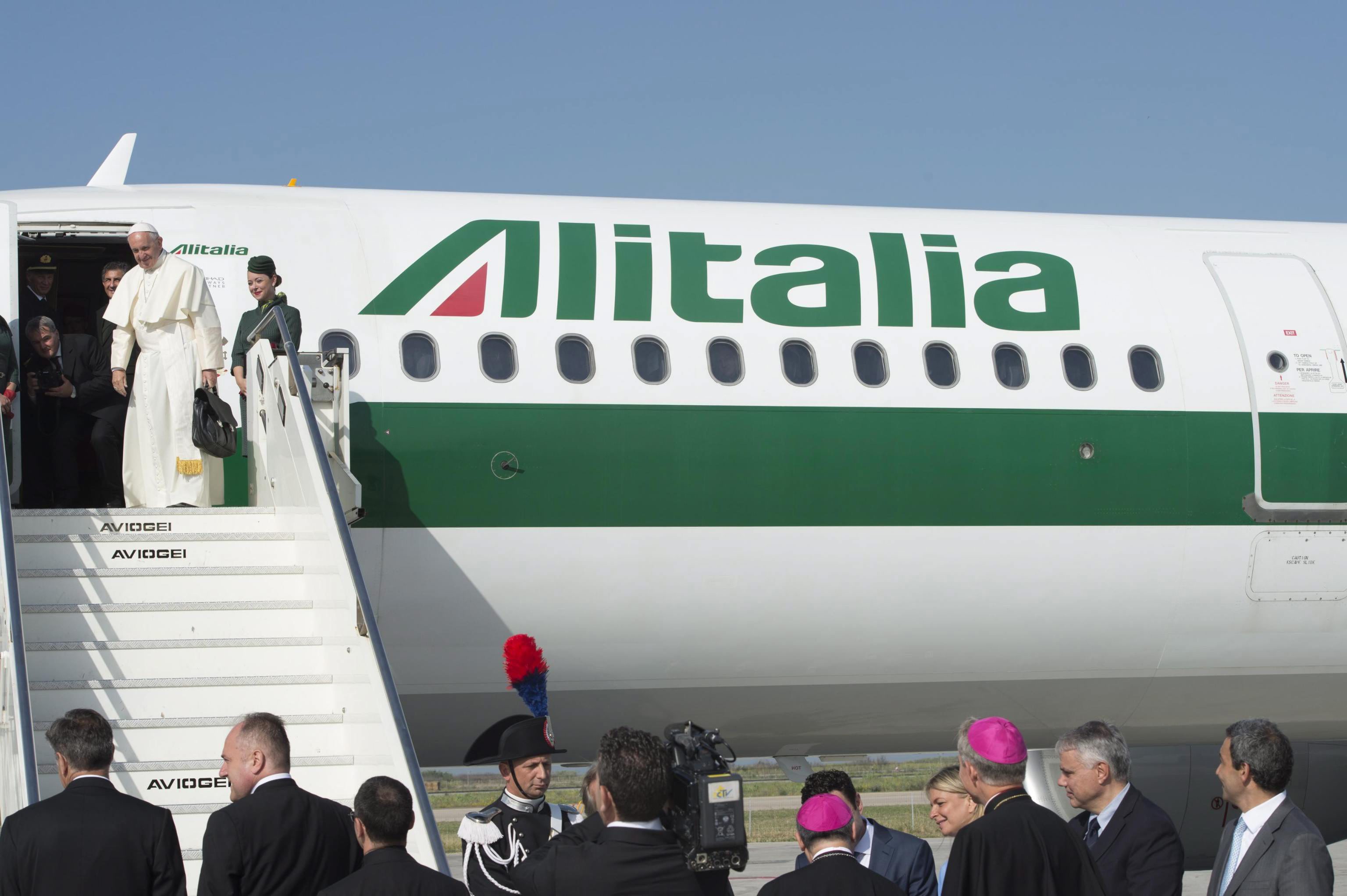 2016-06-24 08:59:50 epa05387983 A handout picture provided by the Vatican newspaper Osservatore Romano on 24 June 2016 shows Pope Francis at Fiumicino Airport boarding a plane for Yerevan, Armenia, with an Alitalia flight, Rome, Italy, 24 June 2016. 24 June 2016. The Pope will spend 3 days in Armenia on an official visit. EPA/OSSERVATORE ROMANO / HANDOUT HANDOUT EDITORIAL USE ONLY/NO SALES