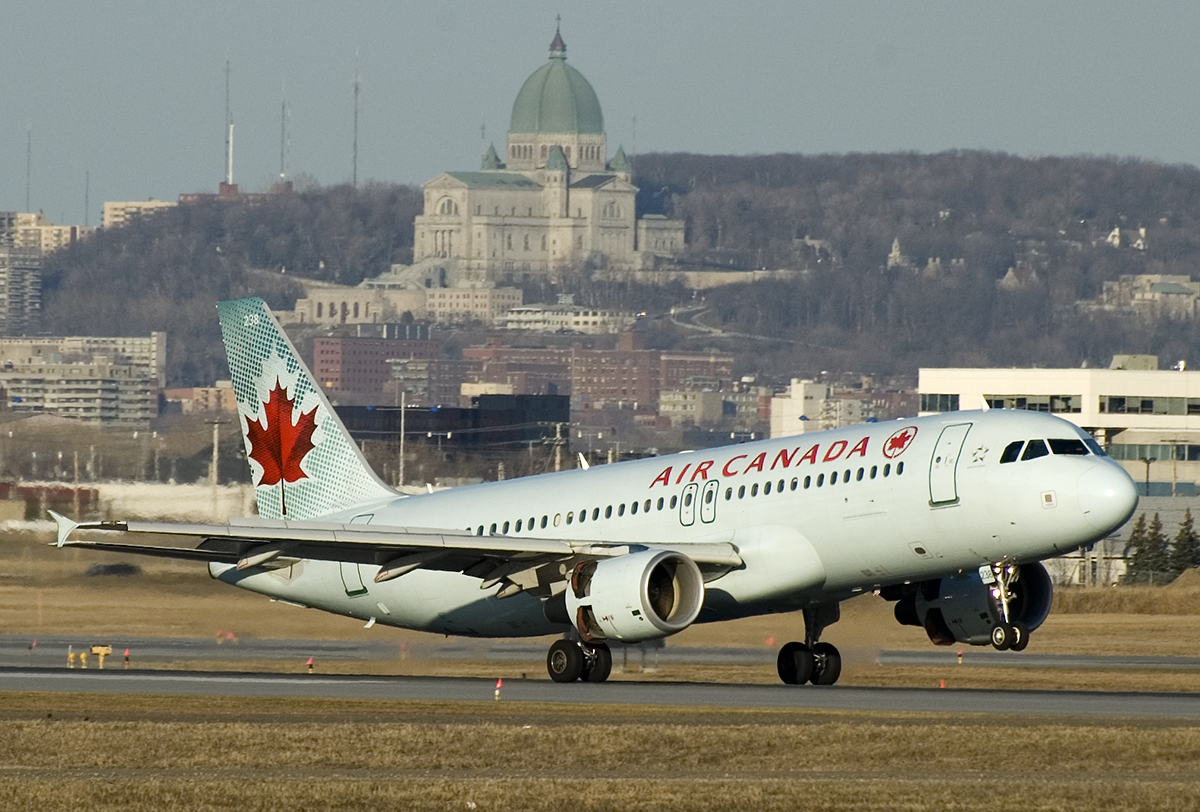 Een Airbus A320 van Air Canada landt op Montreal-Trudeau. Foto: BriYYZ/Flickr