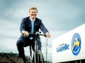 Koning Willem-Alexander fietst tijdens de opening van de nieuwe fabriek van Gazelle in 2015 een rondje op een e-bike.