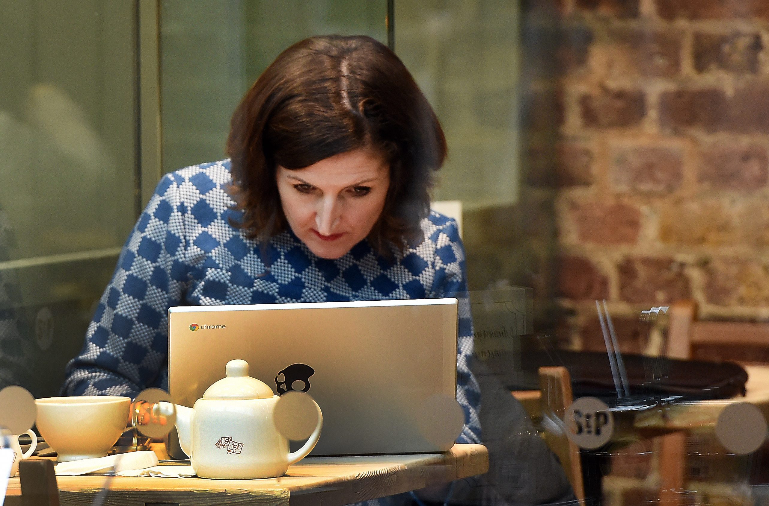 2016-01-14 13:16:45 epa05101506 A customer uses the internet at a coffee shop in London, Britain, 14 January 2016. Coffee shops with public wifi networks may be obliged to store internet data for up to a year under new snoopers charter laws, the UK government has said. EPA/ANDY RAIN