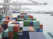2016-01-31 10:04:35 ROTTERDAM - Vrachtcontainers worden gelost van de 'CSCL Saturn' van China Shipping, aan de kade van de Delta terminal van Europe Container Terminals (ECT), in de Rotterdamse haven. ANP XTRA VICTOR WOLLAERT