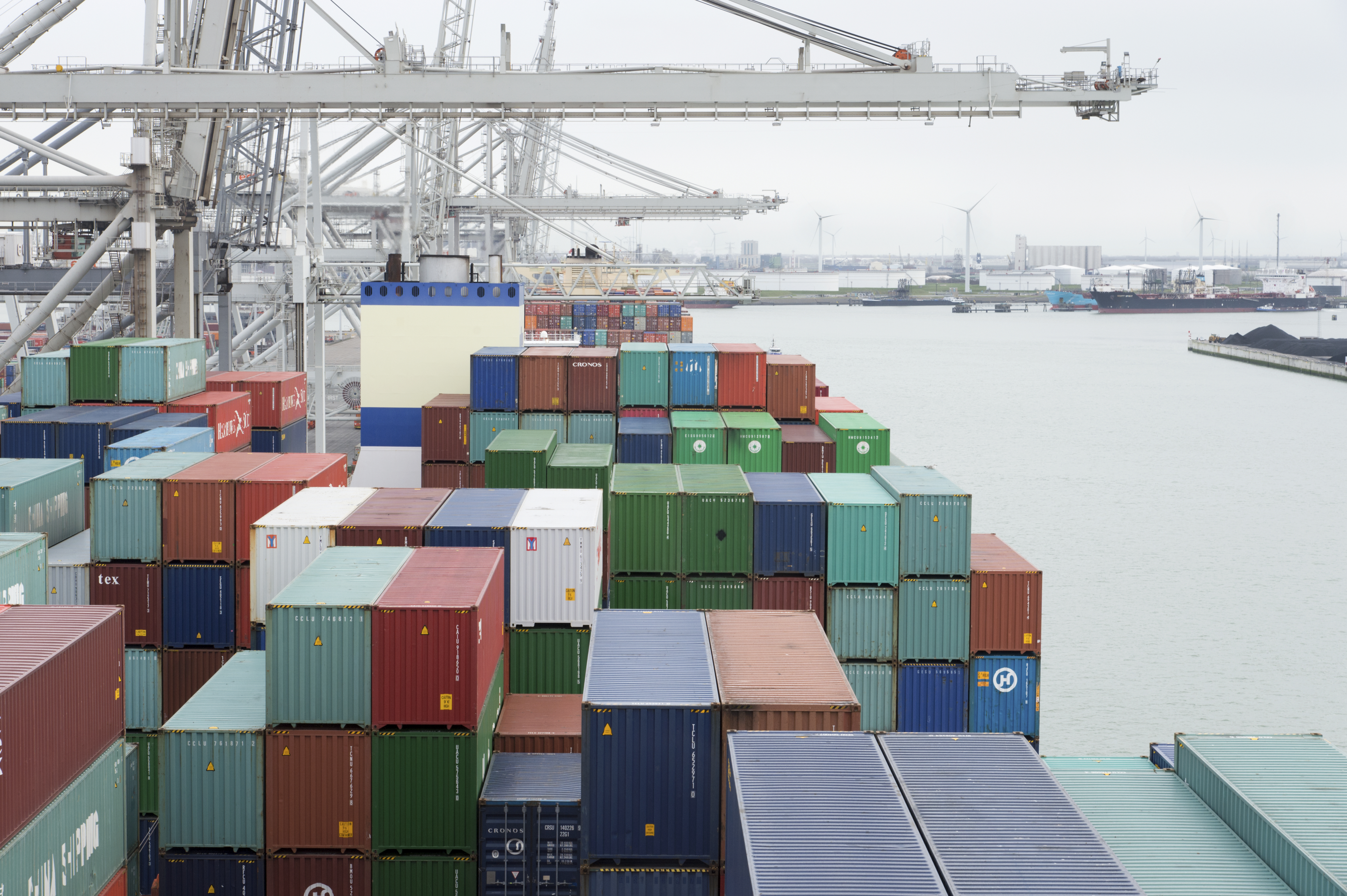 2016-01-31 10:04:35 ROTTERDAM - Vrachtcontainers worden gelost van de 'CSCL Saturn' van China Shipping, aan de kade van de Delta terminal van Europe Container Terminals (ECT), in de Rotterdamse haven. ANP XTRA VICTOR WOLLAERT