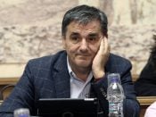 2016-11-23 13:40:39 epa05644290 Greek Finance Minister Euclid Tsakalotos (C) attends a parliamentary group meeting of SYRIZA in Athens, Greece, 23 November 2016. EPA/SIMELA PANTZARTZI