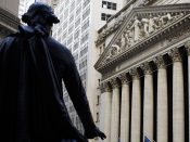 2017-01-25 16:54:26 epa05750450 A view the New York Stock Exchange (NYSE) from Federal Hall with a statue of President George Washington in the foreground before the Closing Bell in New York, New York, USA, 25 January 2017. The Dow Jones Industrial Average (DJIA) closed over the 20,000 mark for the first time today. EPA/JUSTIN LANE