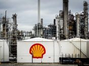 2017-02-28 11:45:32 ROTTERDAM - De raffinaderij van Shell in Pernis. De oliemaatschappij waarschuwde in een documentaire uit 1991 voor klimaatveranderingen. ANP REMKO DE WAAL