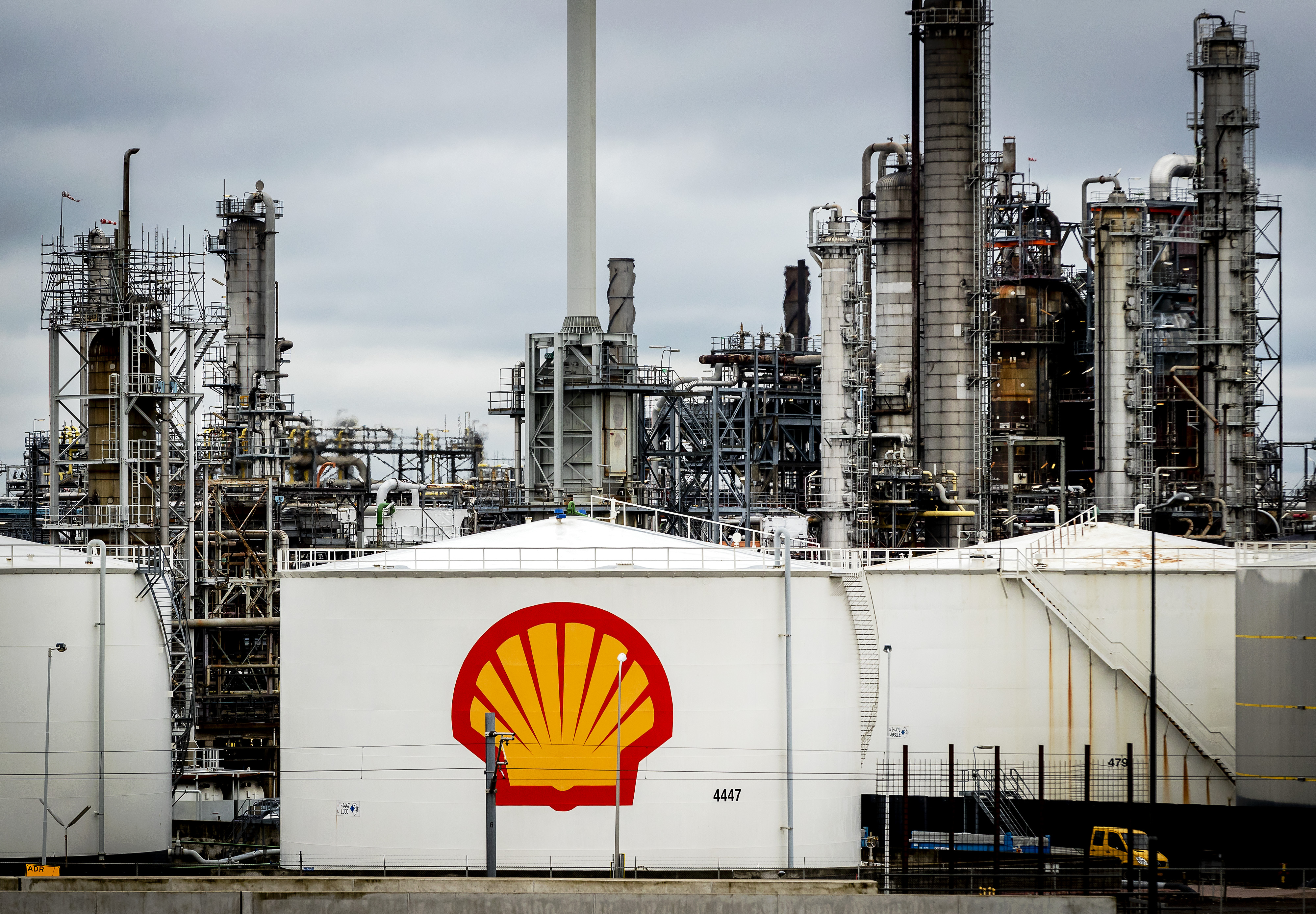 2017-02-28 11:45:32 ROTTERDAM - De raffinaderij van Shell in Pernis. De oliemaatschappij waarschuwde in een documentaire uit 1991 voor klimaatveranderingen. ANP REMKO DE WAAL