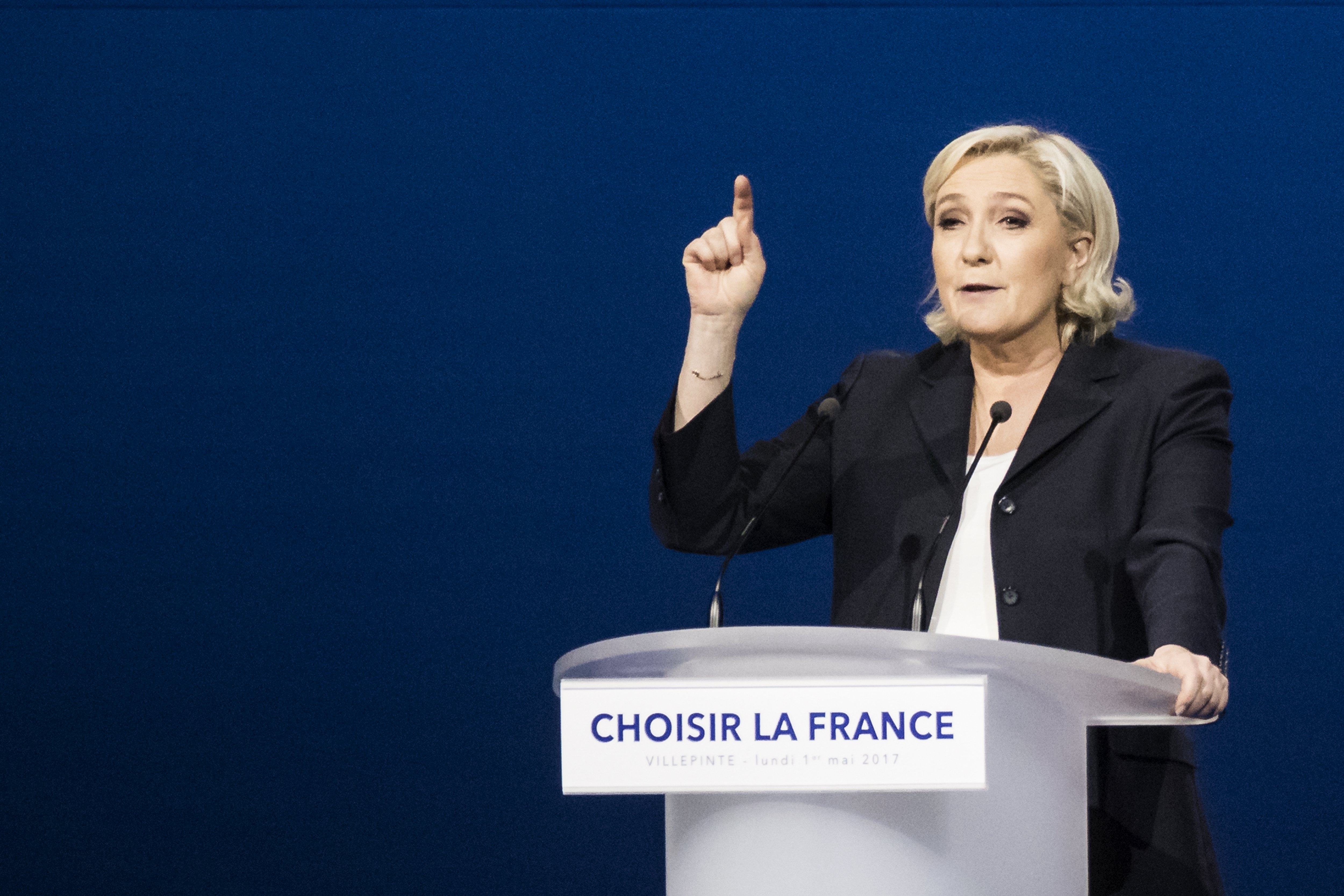 2017-05-01 09:58:08 epa05938716 Far-right Front National (FN) party candidate Marine Le-Pen delivers a speech during a meeting in Villepinte, north of Paris, France, 01 May 2017. Far-right Front National (FN) party candidate Marine Le-Pen and 'En Marche!' (Onwards!) party candidate Emmanuel Macron arrived in the lead positions in the first round of the presidential elections. France will hold the second round on 07 May 2017. EPA/ETIENNE LAURENT