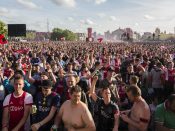 OverzIcht van het publiek op het volle Museumplein om de finale van de Europa League tussen Ajax en Manchester United te kijken.