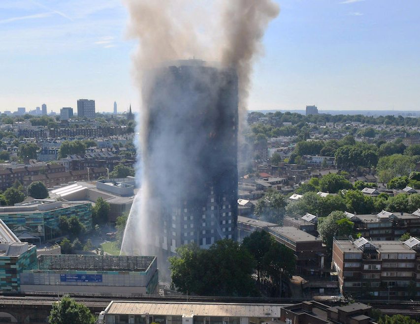 Rook stijgt op uit de brandende Grenfell Tower in Kensington, Londen. Foto: Reuters