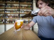 2015-06-29 12:38:58 AMSTERDAM - IPA, het biologische India Pale Ale bier van Brouwerij 't IJ. ANP JEROEN JUMELET