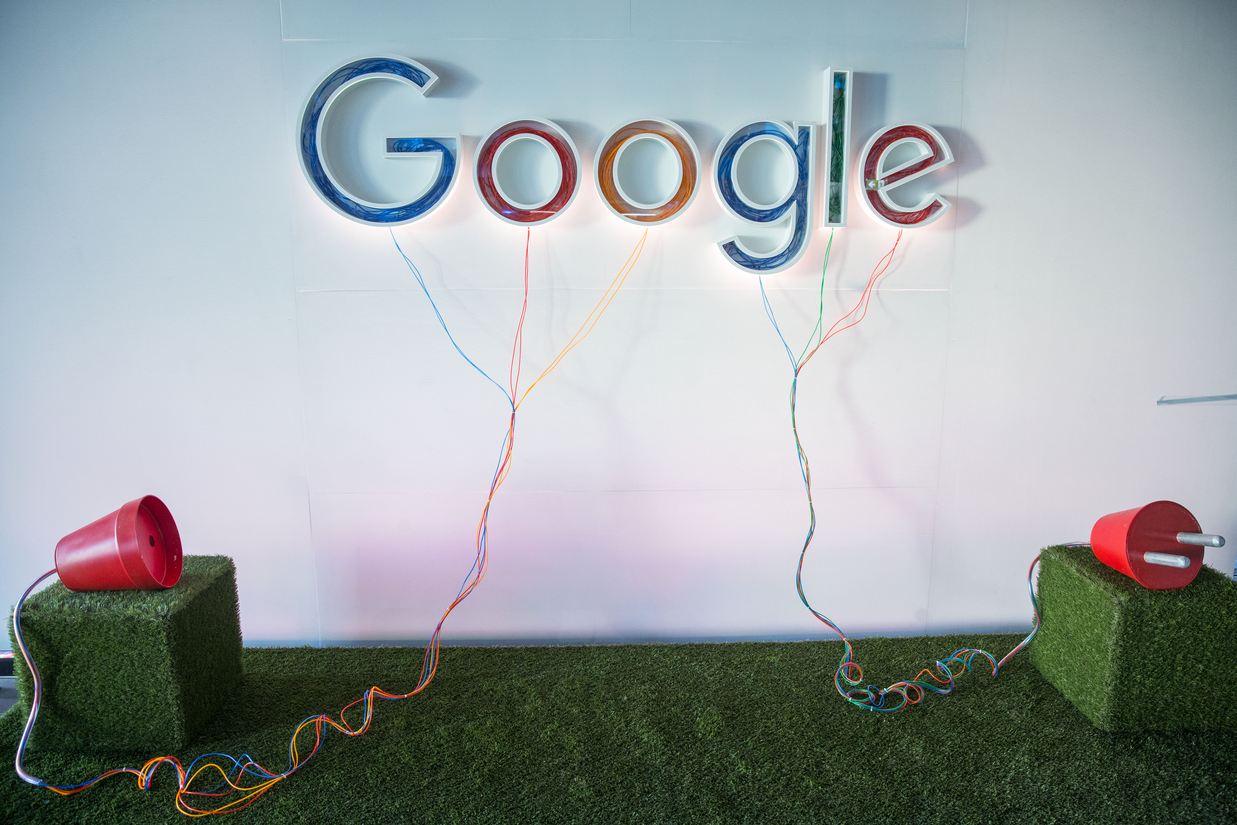 2016-12-06 17:29:24 EEMSHAVEN - Sfeerbeeld van het Google Groningen logo tijdens de opening van het nieuwe Google datacenter in Eemshaven. ANP VINCENT JANNINK