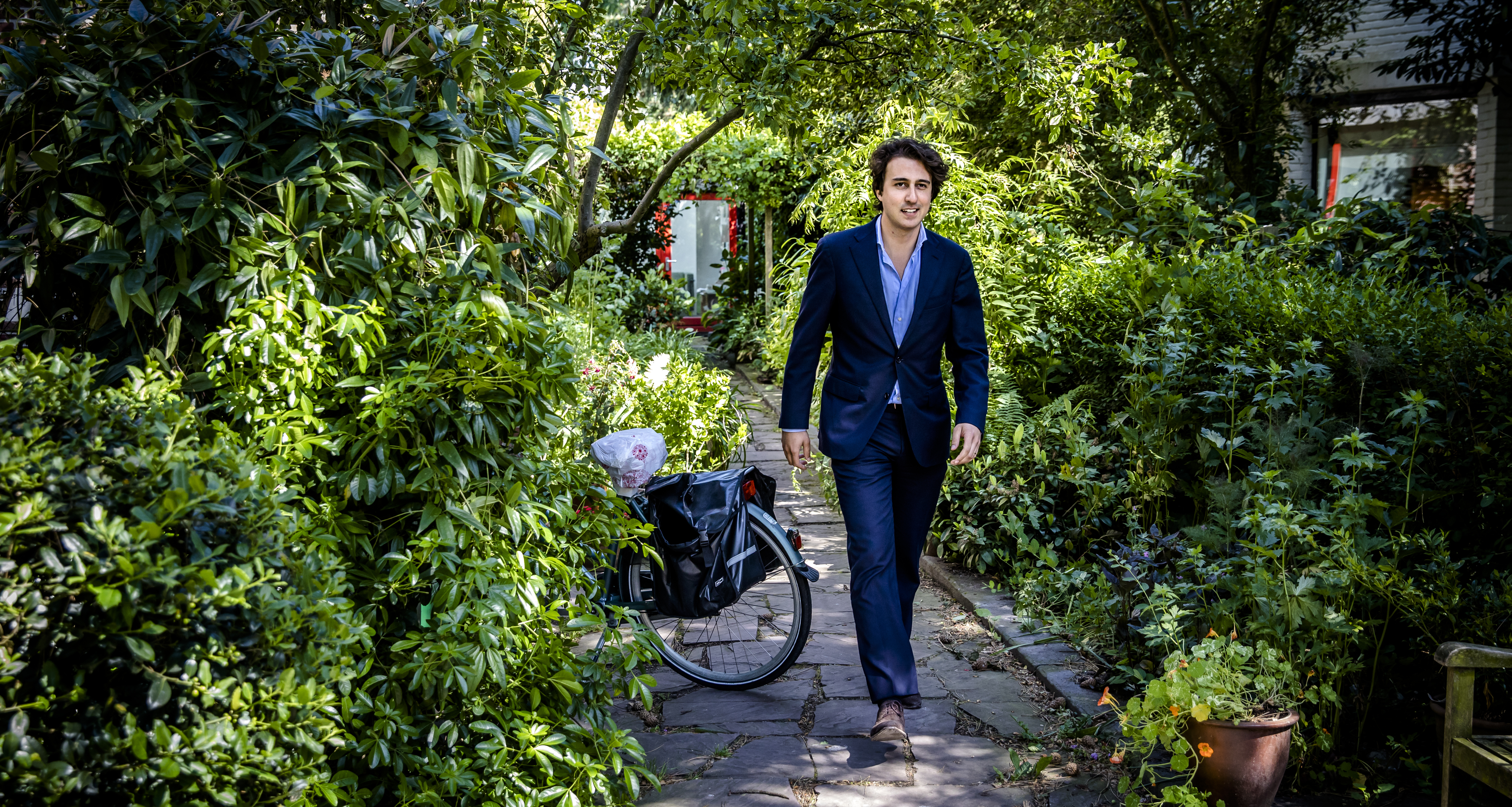 2017-06-07 16:00:07 SCHEVENINGEN - Jesse Klaver (Groenlinks) verlaat het huis van informateur Herman Tjeenk Willink waar zij hebben gesproken over de vastgelopen formatie. ANP BART MAAT