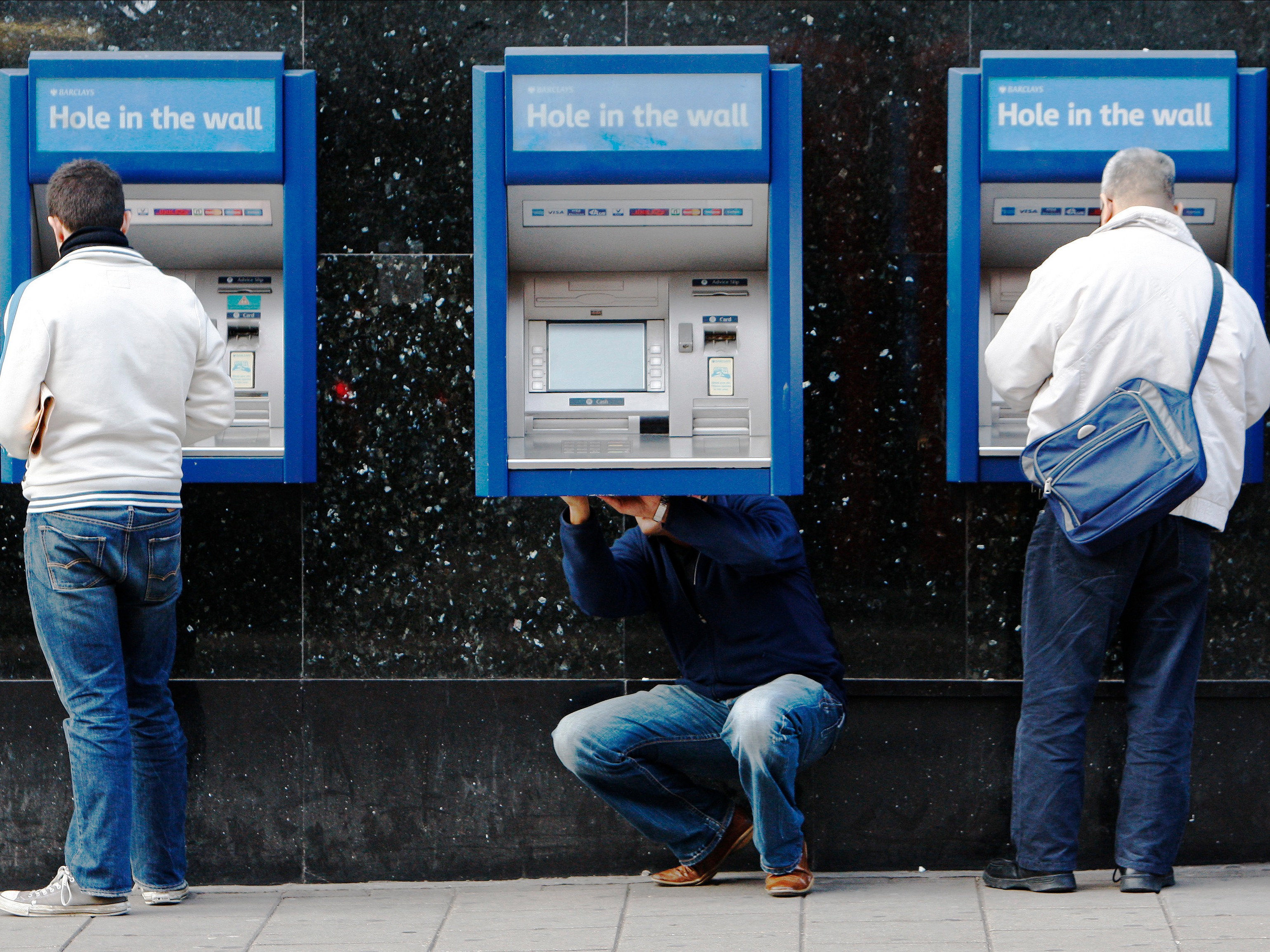 Люди активно используют банкоматы в повседневной жизни