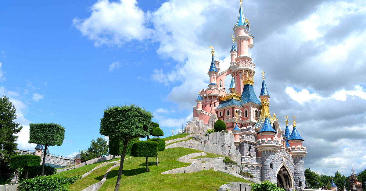 Nieuwjaar sneeuw Geurig Waarom het sprookjeskasteel in Disneyland Parijs roze is