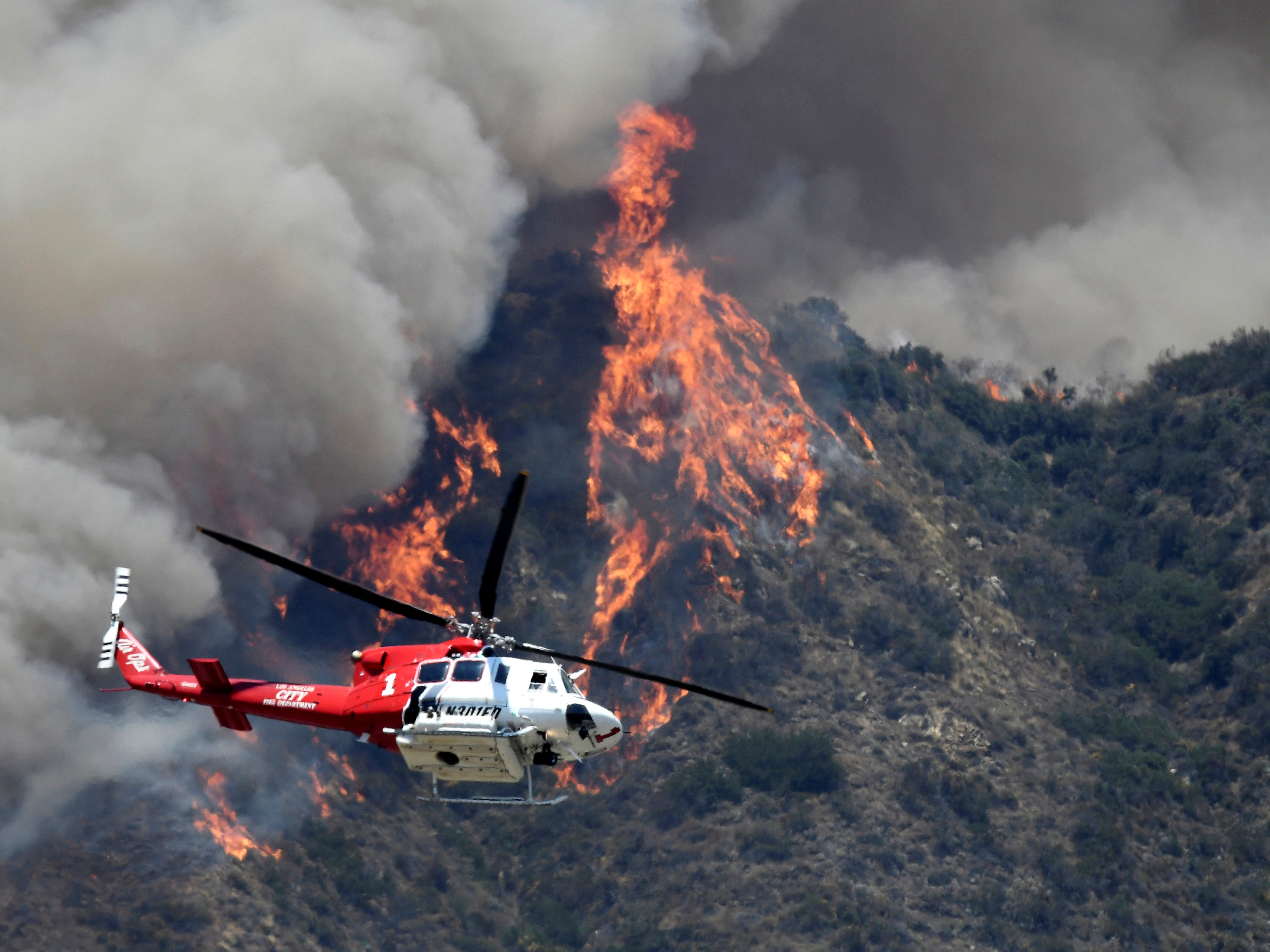 Вертолет для тушения пожаров. Вертолет "пожарный". Пожарный самолет. Лесной пожар с вертолета.
