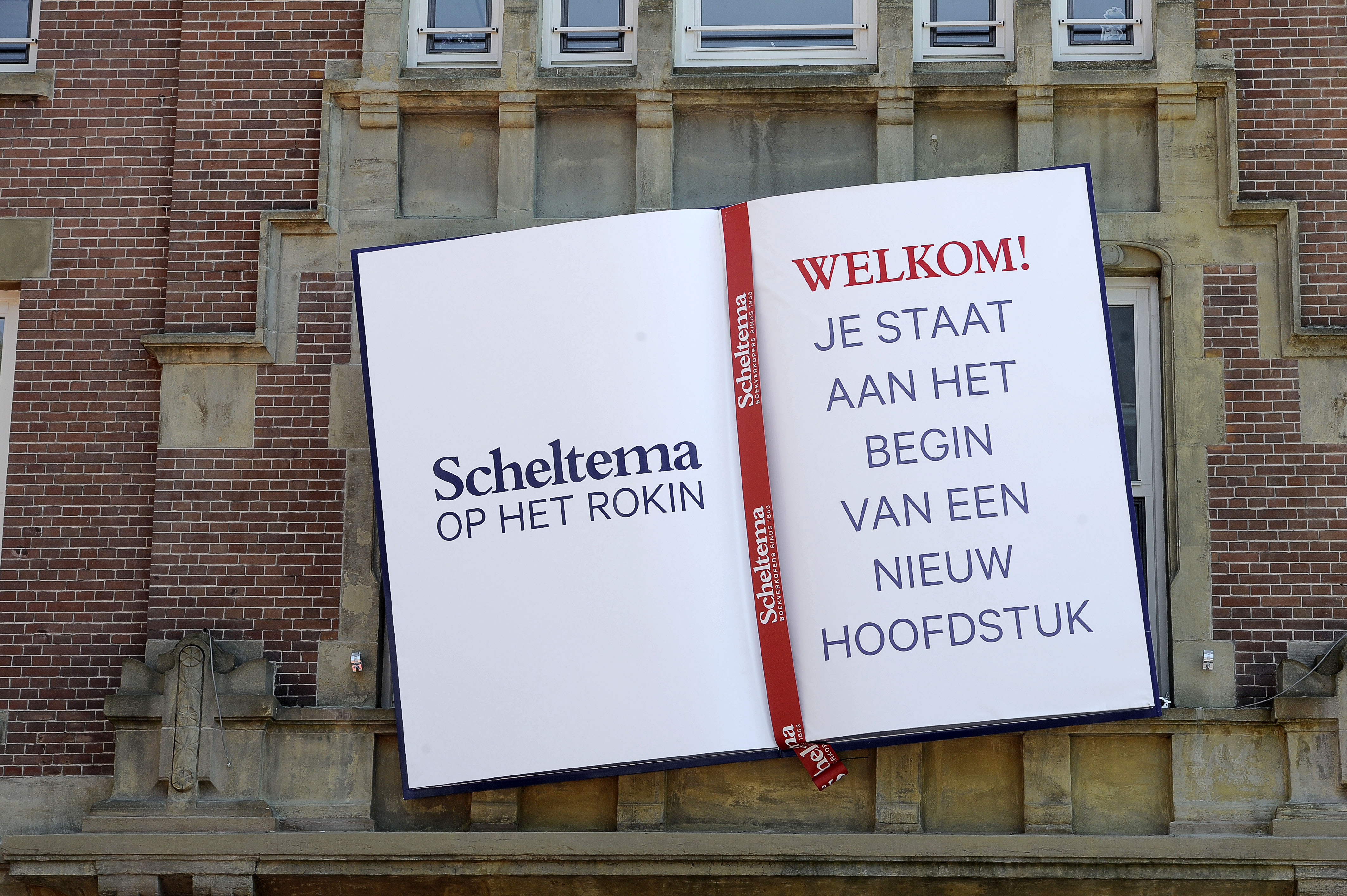 2015-05-21 13:04:41 AMSTERDAM - Tekst aan de gevel van het nieuwe pand van boekhandel Scheltema op het Amsterdamse Rokin. De iconische boekwinkel kon na een faillisement toch blijven bestaan na een reddingsoperatie door Novamedia. ANP EVERT ELZINGA